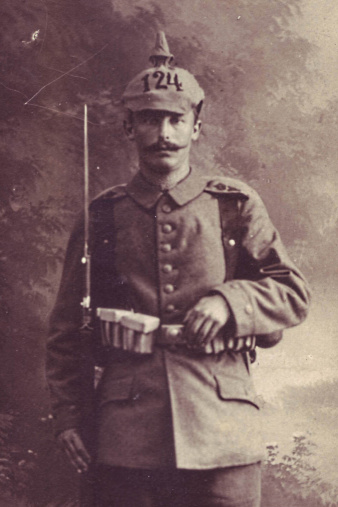 Mann in voller Uniform.