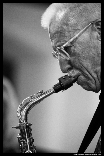 Mann mit Saxophon.