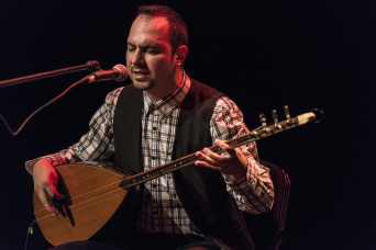 Foto: Serkan Özkan (voc,saz) © Privat Musiker mit seinem Instrument.
