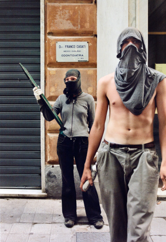 Foto: Genoa, 2001, Aus der Serie The Summits, 2001 - 2008, C-Print, 110 x 75,5 cm © Julian Röder Zwei bewaffnete junge Menschen.