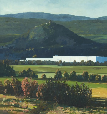 Foto: Logistikzentrum mit Wachsenburg, 2013 © Karsten Kunert Eine Landschaftsdarstellung, darin ein sehr großer Gebäudekomplex.