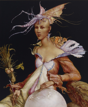 Junge Frau mit bizarrem Hut, ohne Haar, in einzigartigem Kleid mit großem Kragen in Beige-Orange-Braun-Lila-Tönen.