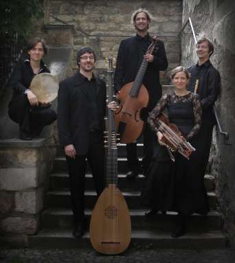 Foto: Ensemble simkhat hanefesh © Privat Fünf Personen mit Instrumenten auf einer Steintreppe.