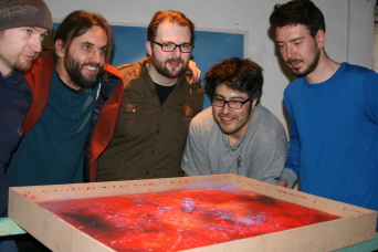 "Wechselstrom. Der Künstler Karsten Kunert und seine Schüler", v.l.n.r.: Tony Nauber, Karsten Kunert, Dirk Wachsmuth, Peter Bernal, Tobias Schütze Fünf Männer schauen auf ein Kunstwerk.