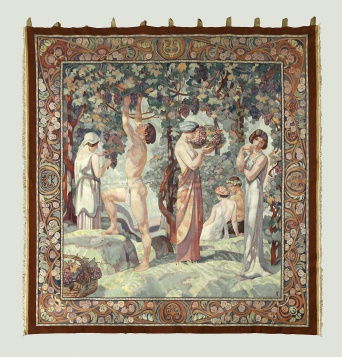 Sechs Personen, mit Gewändern bekleidet, befinden sich in lichter Szenerie unter einem Blätter-Dach. Eine Dame trägt eine Schale mit Trauben. Umlaufend eine Bordüre.