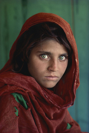 Ein Foto, das um die Welt gegangen ist. Ein Mädchen mit grünen Augen und rotem Gewand blickt in die Kamera.
