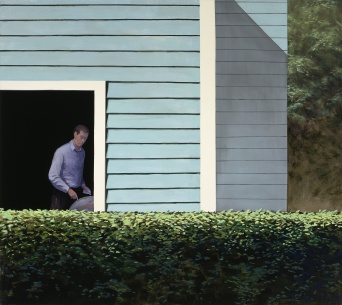 Ein Herr in einer Haustür tippt mit dem Finger auf einen Globus. Im Vordergrund eine dichte Hecke.