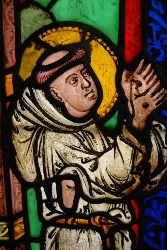 Foto: Darstellung des heiligen Franziskus, das sog. Franziskus-Fenster der Barfüßerkirche in Erfurt © Karsten Horn Ein farbenfrohes Glasfenster, die Person, mit Heiligenschein, hat die Hände zum Gebet erhoben.