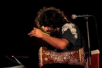 Foto: Hogir Göregen (perc) © Privat Musiker mit seinem Instrument.