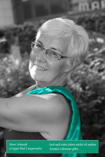 Schwarz-Weiß-Fotografie einer Frau mit Brille und kurzem Haar. Der Schal der Frau grün eingefärbt. Im unteren Teil des Bildes ein grünes Schriftbanner mit der Bezeichnung "Petra Schmidt, Gruppe Bad Langensalza - 'Auch nach vielen Jahren möchte ich anderen Kranken Lebensmut geben'"
