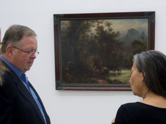 Herr, links, und eine Dame, rechts, vor einem Gemälde.