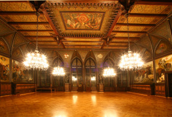 Reich verzierter Saal.