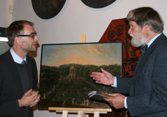 Foto: Übergabe des Gemäldes "Napoleonshöhe" im Stadtmuseum © Stadtverwaltung Erfurt Denkmal auf einem Berg. Im Vordergrund zahlreiche Menschen.