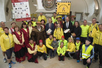 Zahlreiche Menschen im Foyer des Museums, teilweise in historischen Kostümen und gelben Sportjacken.