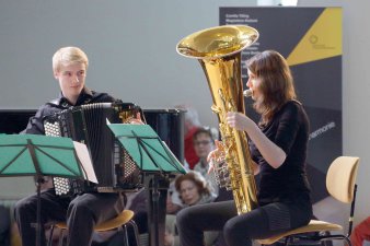 Zwei junge Musiker beim Musizieren.