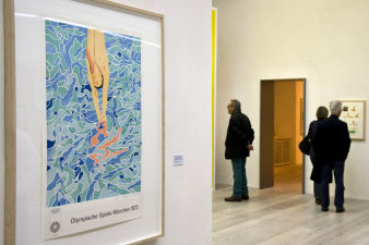 Blick in die Ausstellung "Wir gehen baden!" mit dem Werk von David Hockney im Vordergrund