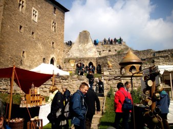 Handwerkerstände und zahlreiche Besucher im Burghof