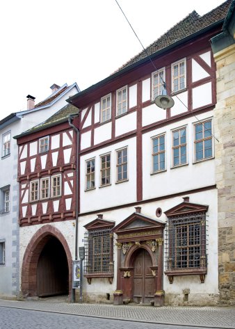 zwei historische Gebäude