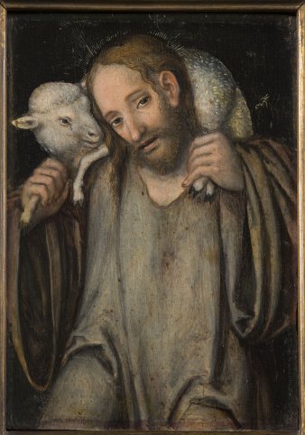 Mann mit langem Haar und Barth trägt ein Lamm als Symbol für den sich opfernden Christus auf seinen Schultern. 
