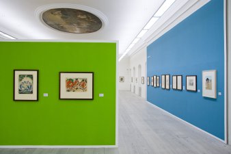 Foto: Welches Bild wird der Galerieinhaber als sein Lieblingsbild wählen? Die Ausstellung "Wir gehen baden!" präsentiert Meisterwerke der Grafik aus fünf Jahrhunderten © Stadtverwaltung Erfurt / D. Urban Farbig gestalteter Ausstellungsbereich.