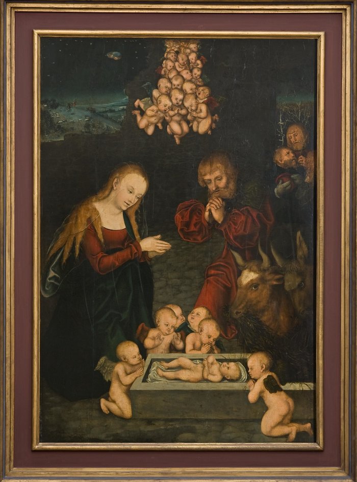 Lucas Cranach d. Ä.: Die Heilige Nacht. Um 1537, Öl auf Holz, erworben 1913 Im Vordergrund liegt der Knabe in einen von sechs Engeln umgebenen Steintrog gebettet, in dem er gleichsam zu schweben scheint. Links hinter dieser Krippe kniet Maria in jugendlicher Schönheit. Ihr mit einem feinen durchsichtigen Schleier bedecktes Haupt ist in ein magisches Licht getaucht. Andächtig betet sie das Kind an. Die Gestalt Josefs ist etwas weiter in den Hintergrund gerückt; von rechts drängen sich vor ihm Ochs und Esel an die Krippe. In seiner Haltung drückt der bärtige Mann das Erstaunen über das Geschehen aus. In einem fensterartigen Auschnitt eröffnet sich links oben der Blick auf eine hügelige Landschaft mit Schafen und Hirten. Im nächtlichen Himmel schwebt der Engel, der den Hirten das Ereignis verkündigt. Im Hintergrund rechts stehen drei erregt gestikulierende bärtige Männer, es sind wohl die herbeigeeilten Hirten, die dem Kinde huldigen wollen.