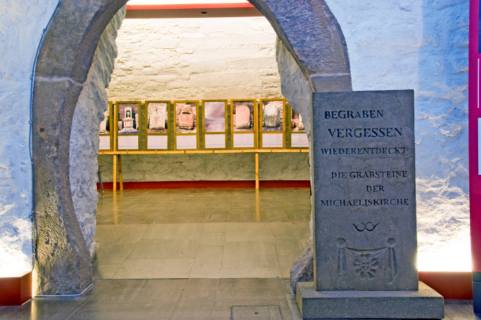 Ausstellung "Begraben. Vergessen. Wiederentdeckt. – Die Grabsteine der Michaeliskirche" Blick in eine Ausstellung