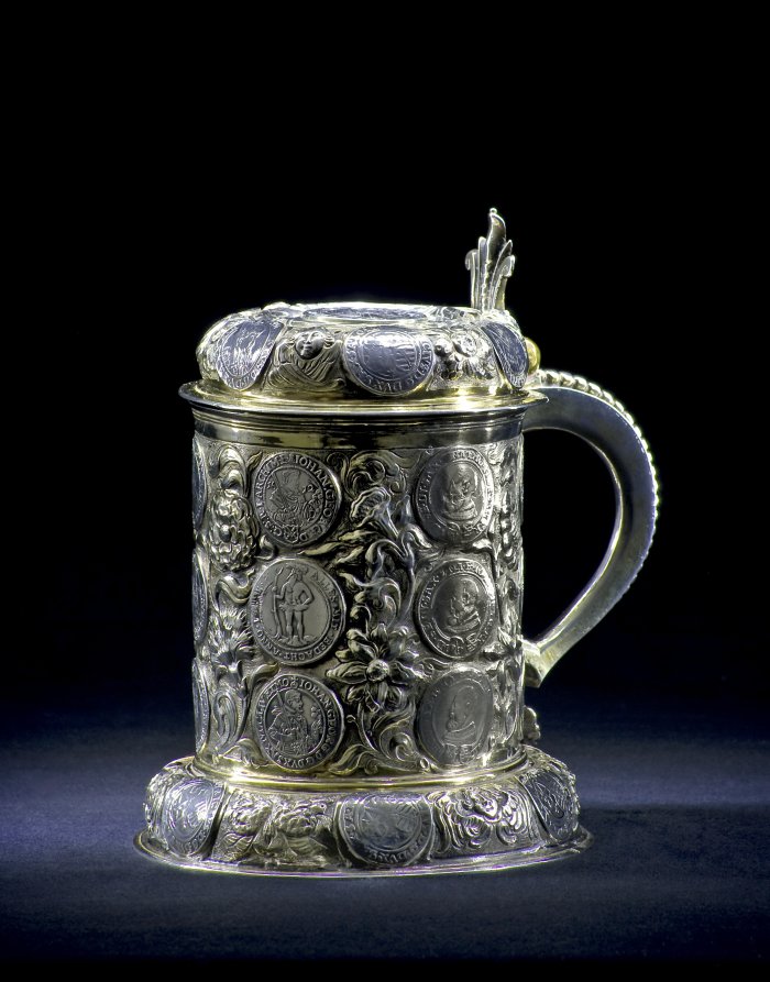 Ein weltweit bedeutungsvoller Münzhumpen: Das Werk des Erfurter Goldschmieds Friedrich Engau entstand zwischen 1655 und 1662 Reich verziertes Trinkgefäß.