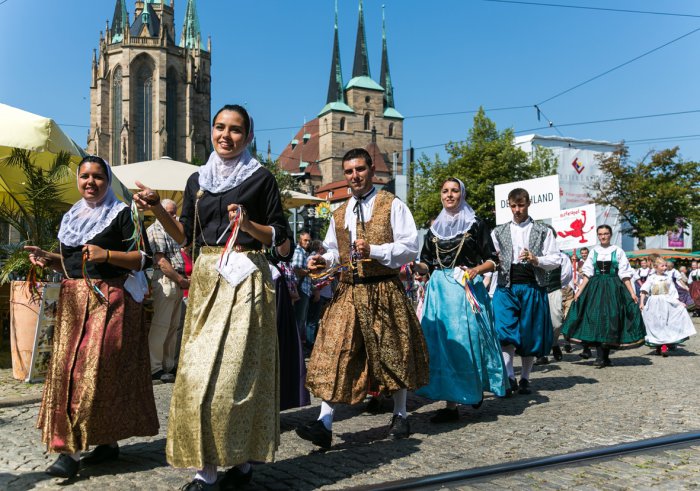 Folkloregruppen beim Festumzug vor der Kulisse von Dom und Severi
