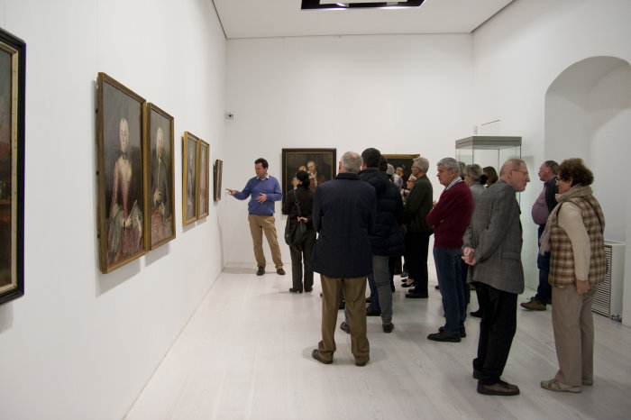 "Beck schuf allegorische, mythologische und religiöse Werke sowie zahlreiche Porträts", erläutert Kurator Thomas von Taschitzki den Ausstellungsbesuchern Zahlreiche Ausstellungsbesucher in einer Galerie