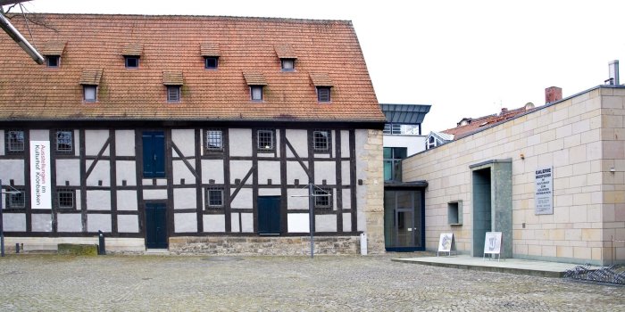 Foto: Kulturhof zum Güldenen Krönbacken © Stadtverwaltung Erfurt Fachwerkhaus mit rotem Dach, rechts ein moderner Anbau.
