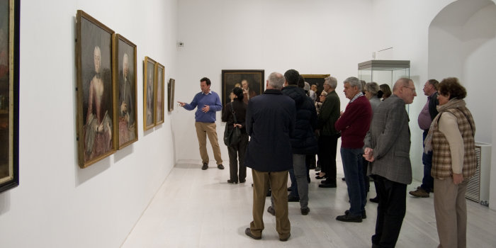 Zahlreiche Ausstellungsbesucher in einer Galerie