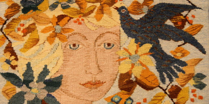 Foto: Gobelin "Mädchen mit Taube", Monica Naumann, Erfurt, 1979. Wolle mit Baumwollkette, Gobelintechnik. Übergabe Kulturamt der Stadt Erfurt, 1992; vormals Bestand Stadtkabinett für Kulturarbeit Erfurt-Nord © Museum für Thüringer Volkskunde Erfurt, Inventarnummer 12911 Gewebte Mädchendarstellung in freundlichen, warmen Farben.