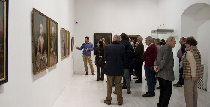 Foto: "Beck schuf allegorische, mythologische und religiöse Werke sowie zahlreiche Porträts", erläutert Kurator Thomas von Taschitzki den Ausstellungsbesuchern © Stadtverwaltung Erfurt / M. Sauerbrey Zahlreiche Ausstellungsbesucher in einer Galerie
