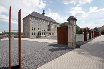 Verwaltungsgebäude, strahlend blauer Himmel.