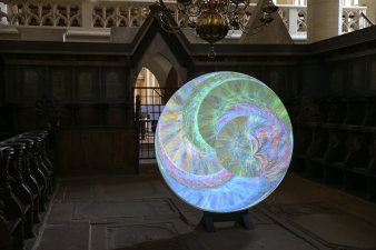 Foto: Taery Kim: The Hours, 2015. Videoinstallation in der Predigerkirche Erfurt © Taery Kim Lichtkugel im Kirchenraum.