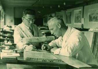 Zwei Männer prüfen Qualität der Druckplatte