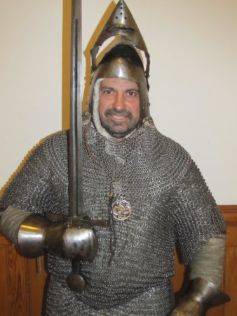 Foto: Ritter Michael, alias Michael Kirchschlager, ist dem mittelalterlichen Erfurt verbunden: "Es sind fast 700 Jahre. Zurzeit forsche ich sogar über die Erfurter Wurfmaschinen des Mittelalters und den Blidenhof." © privat Mann in Rüstung