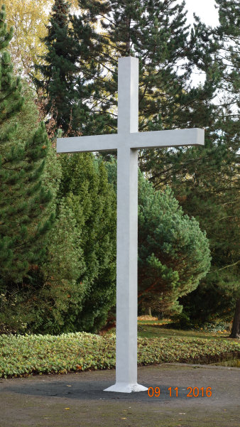 Foto: Das Kreuz vom ehemaligen Südfriedhof ist nun wieder zum Zeichen der christlichen Hoffnung, dass der Tod nicht das letzte Wort über uns Menschen hat, geworden © Stadtverwaltung Erfurt Großes weißes Kreuz inmitten einer grünen Landschaft.