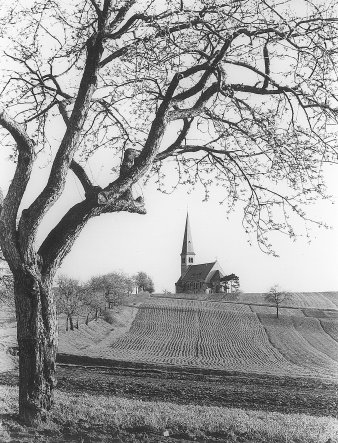 Kirche am Horizont, Landschaftsbild.