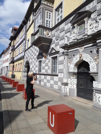 Foto: Denkmal-Fotocross © Stadtverwaltung Erfurt / Hardy Eidam Frau steht fotografierend vor dem Stadtmuseum