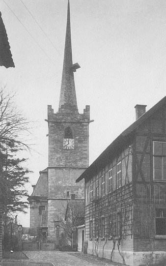 Schwarz-Weiß-Aufnahme einer Dorfkirche