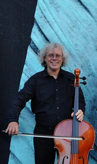 Foto: Eugen Mantu ist seit 1986 Solocellist am Philharmonischen Orchester Erfurt. Mantu ist Vorsitzender der Kammermusikvereinigung. © Privat Herr mit grauem Haar, schwarzer Kleidung und Cello.