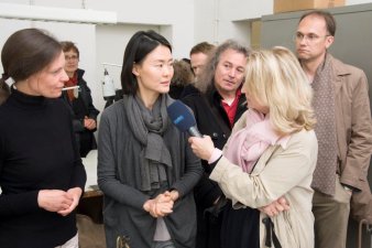 Verschiedene Personen in Goldschmiedewerkstatt.