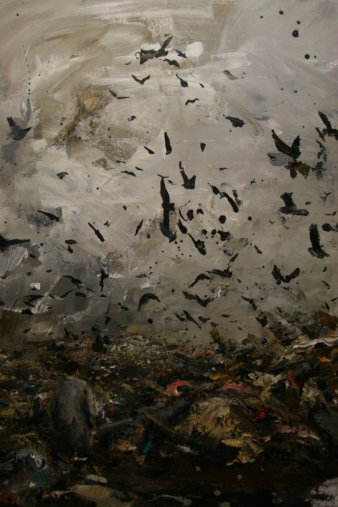 Ein Mensch in trostloser Landschaft, Vögel über dem Müll.