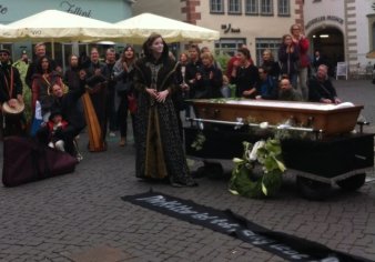 Foto: Auferstehung der Königin Kultur © Eunmi Chun Menschen neben Sarg auf Fischmarkt