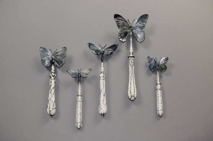 fünf künstlerisch gestaltete Schmetterlinge auf Besteckstielen