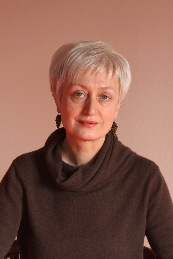 Brigitte Andrae, Präsidentin des Landeskirchenamtes Dame mit grauem Haar und braunem Pullover.