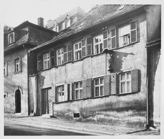 Foto: Wohnhaus Schropp in Bamberg Michelsberger Straße 4 © Stadtarchiv Bamberg Schwarz-Weiß-Foto eines Hauses mit Fensterläden an einer Bergstraße.