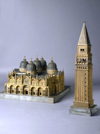 Modelle von Kirchenbauten.