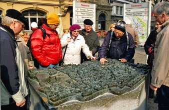 Menschen schauen auf das Stadtmodell.